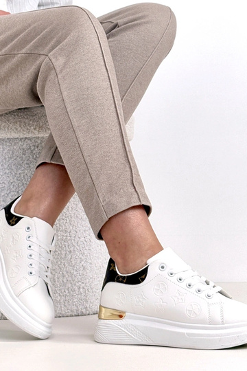 Tênis brancos com cadarço... 2