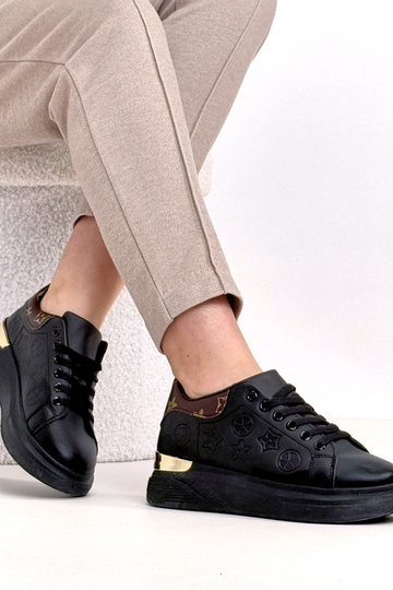 Tênis pretos com cadarço...