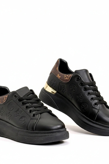 Tênis pretos com cadarço... 2