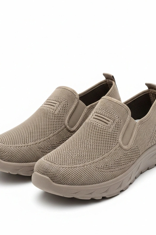 Tênis masculinos marrons sem cadarço...