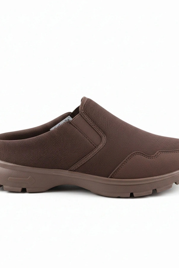 Tênis masculinos marrons...