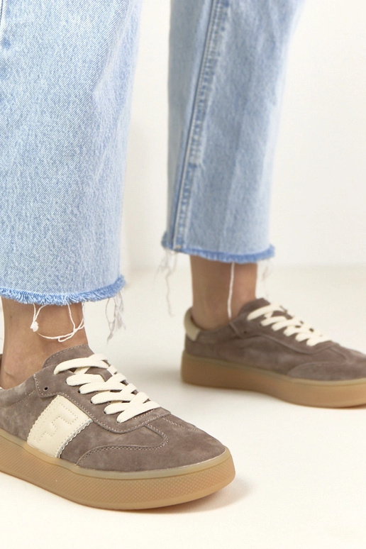 Tênis esportivos de couro marrons...