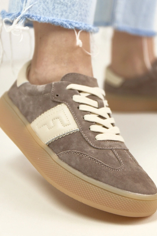 Tênis esportivos de couro marrons...