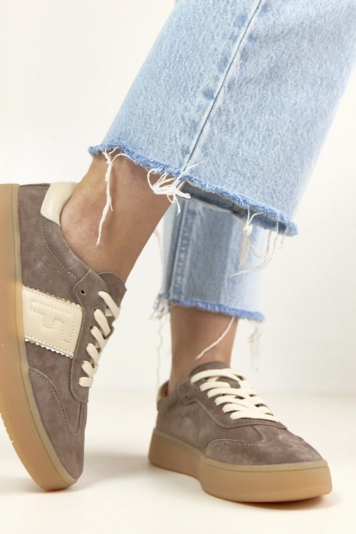 Tênis esportivos de couro marrons...