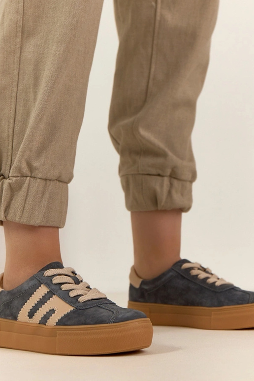 Tênis de couro cinzas com plataforma...