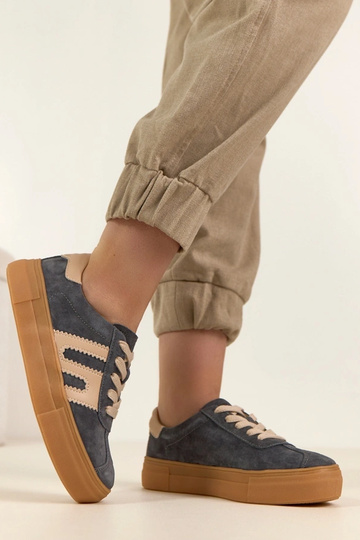 Tênis de couro cinzas com... 2