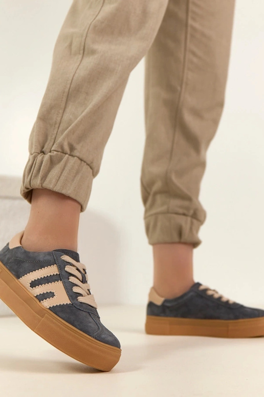 Tênis de couro cinzas com plataforma...