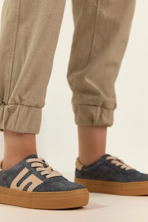 Tênis de couro cinzas com plataforma...