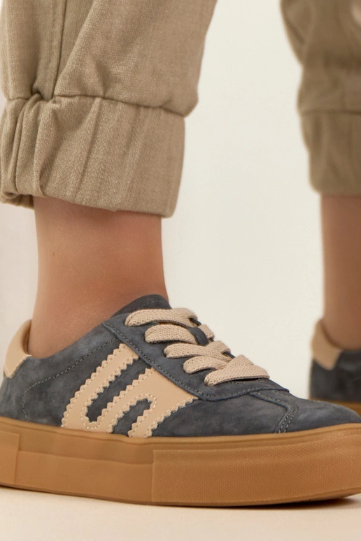 Tênis de couro cinzas com plataforma...