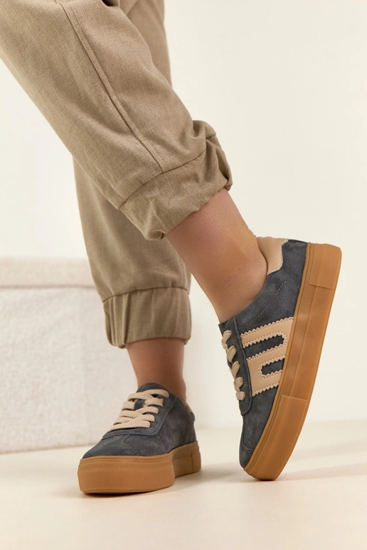 Tênis de couro cinzas com plataforma...