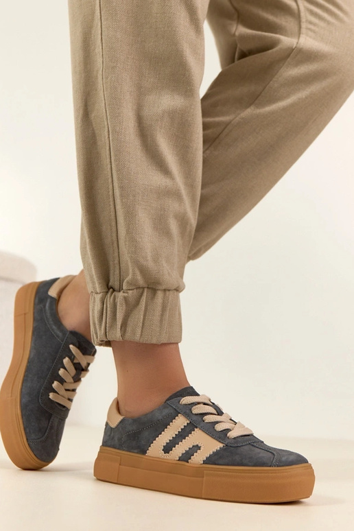 Tênis de couro cinzas com plataforma...