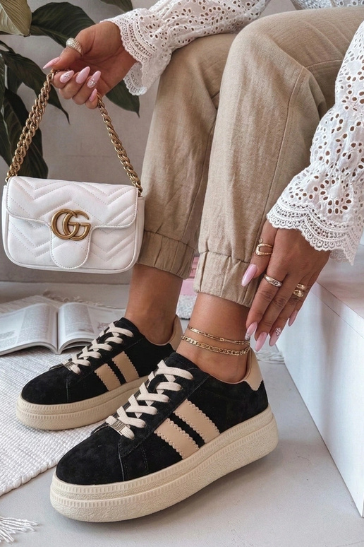 Ténis de pele preta com plataforma...