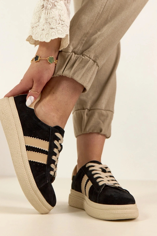 Ténis de pele preta com plataforma...