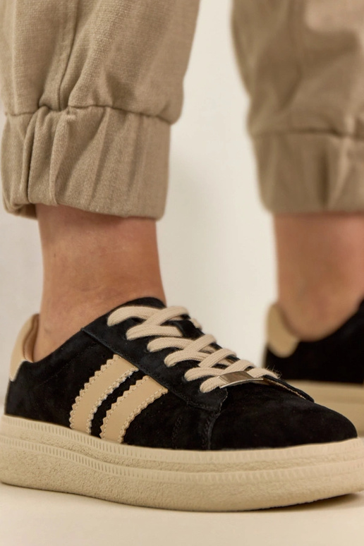 Ténis de pele preta com plataforma...