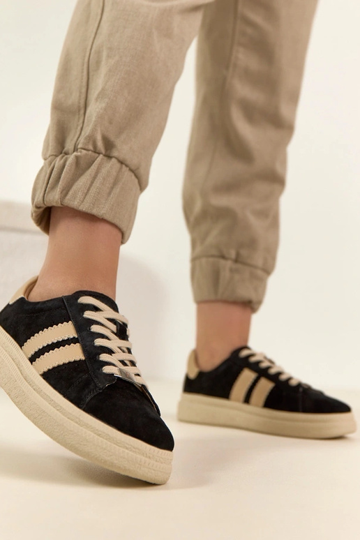 Ténis de pele preta com plataforma...