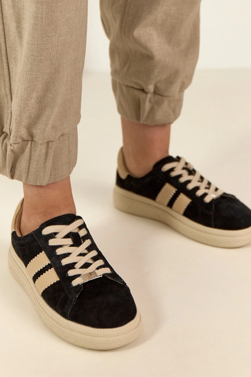 Ténis de pele preta com plataforma...