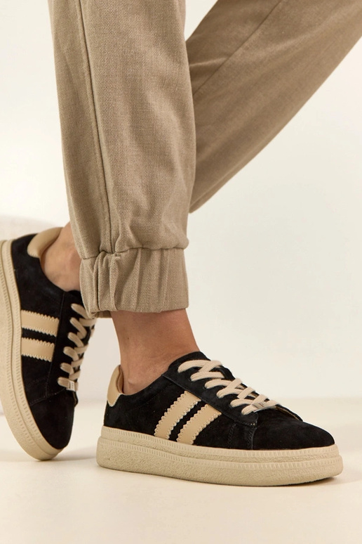 Ténis de pele preta com plataforma...