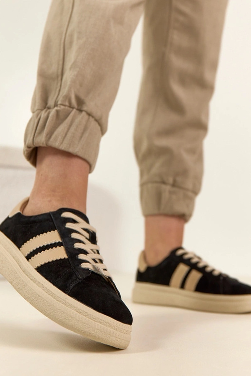 Ténis de pele preta com plataforma...