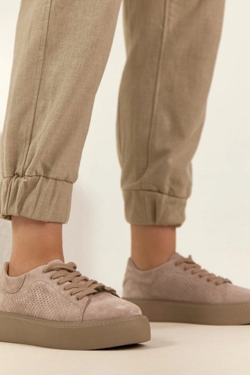 Ténis de pele cor de areia... 2