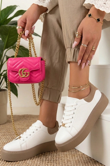 Ténis de pele branca com...