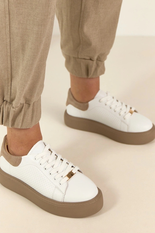 Ténis de pele branca com plataforma...