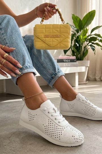 Tênis esportivos brancos...