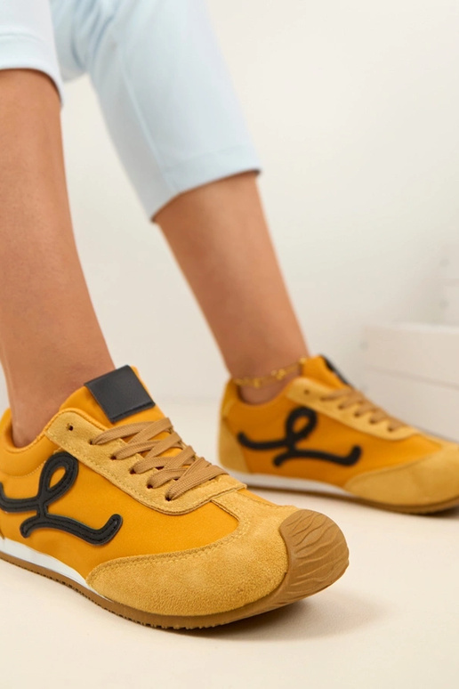 Tênis esportivos femininos amarelos...