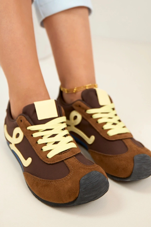 Tênis esportivos femininos marrons...