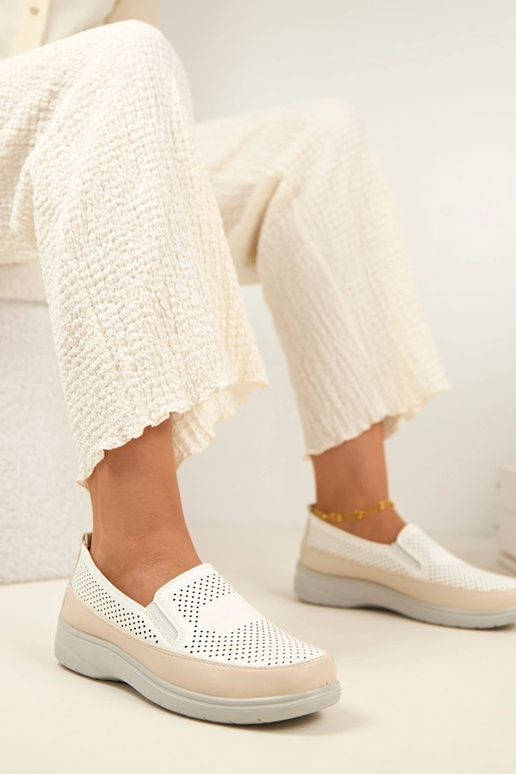 Meias-patas arejadas brancas na cor...