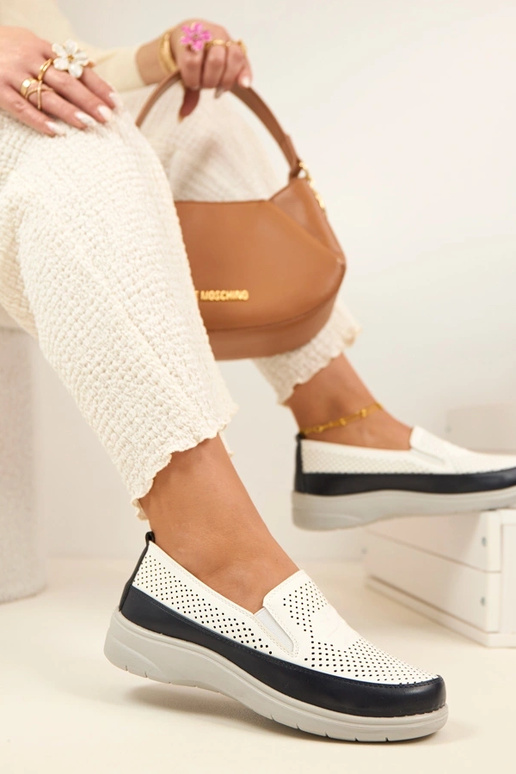 Meias-patas arejadas brancas na cor...