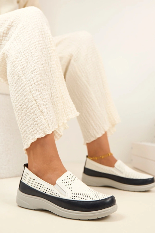 Meias-patas arejadas brancas na cor...