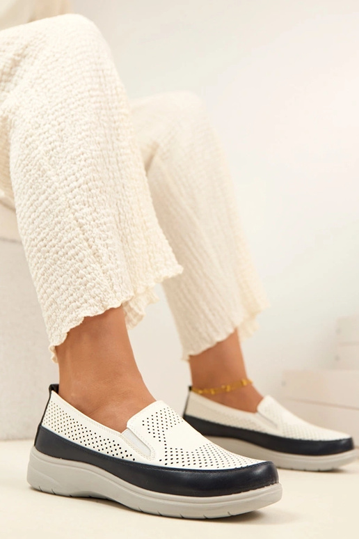 Meias-patas arejadas brancas na cor...