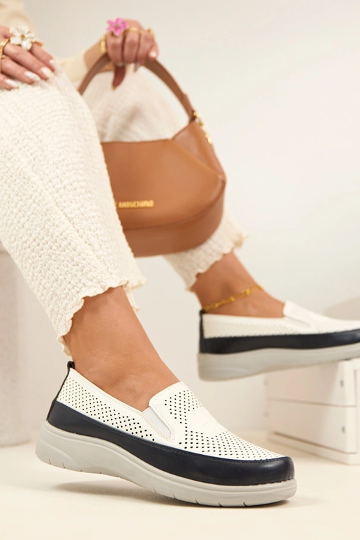 Meias-patas arejadas brancas na cor...