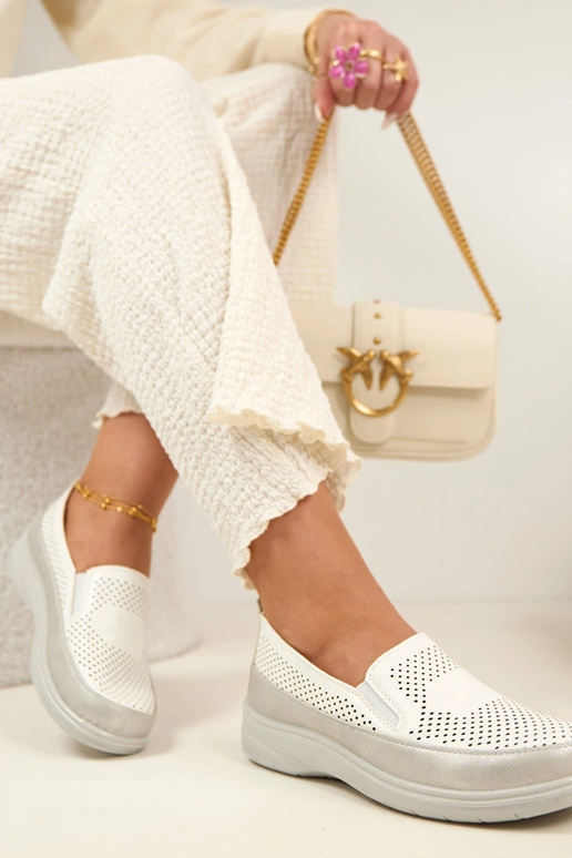 Meias-patas arejadas brancas na cor...