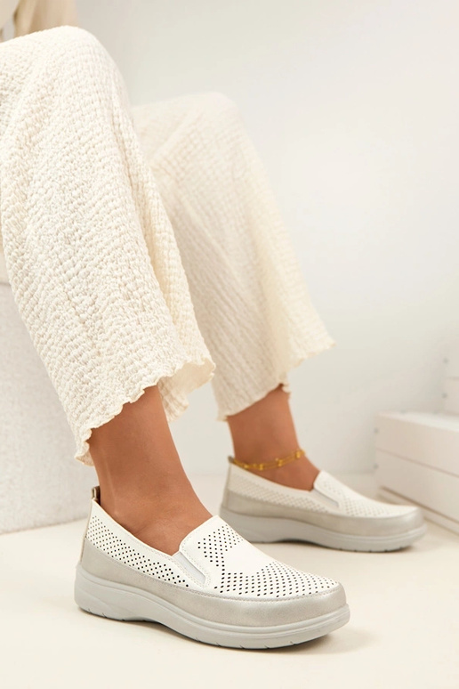 Meias-patas arejadas brancas na cor...