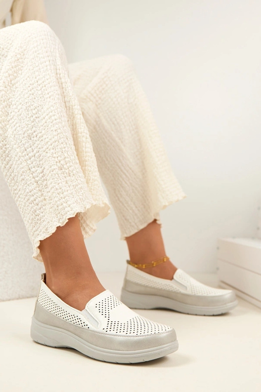 Meias-patas arejadas brancas na cor...