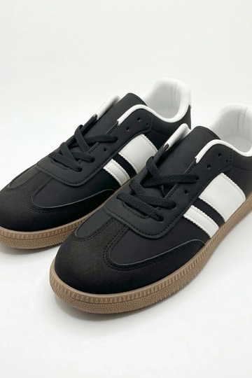 Tênis esportivos pretos...