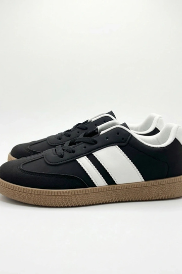 Tênis esportivos pretos... 2