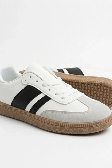 Tênis esportivos brancos... 2