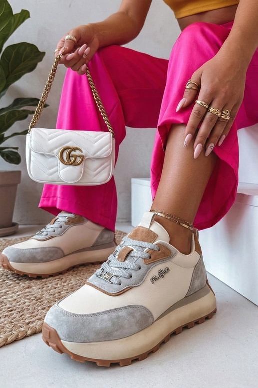 Sapatos de couro bege com plataforma...