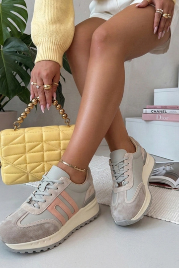 Sapatos de couro cinzas com...