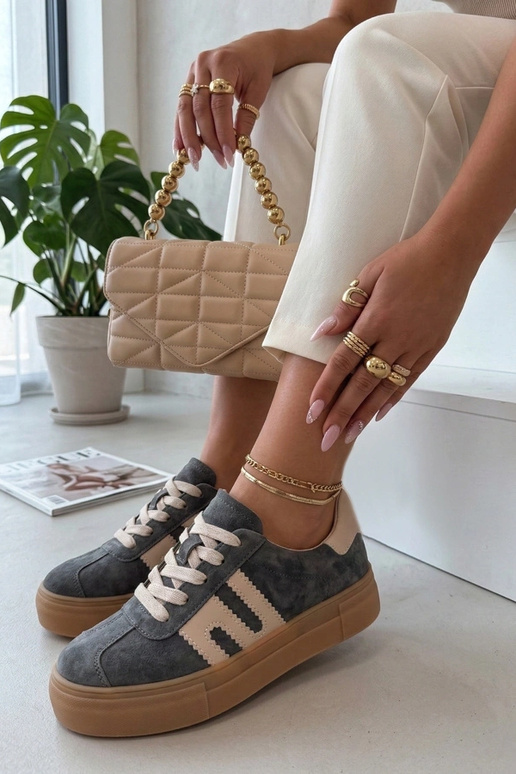 Sapatos de couro cinzas com...