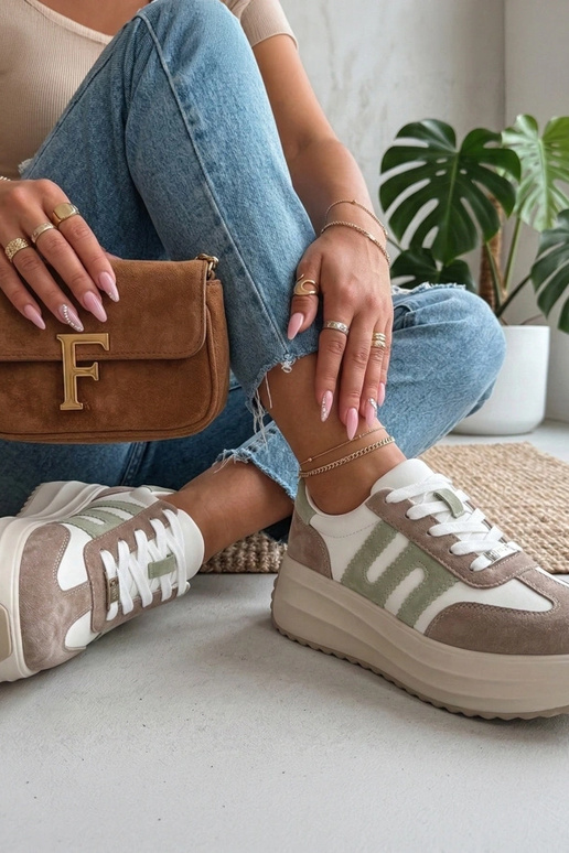 Sapatos de couro bege com plataforma...