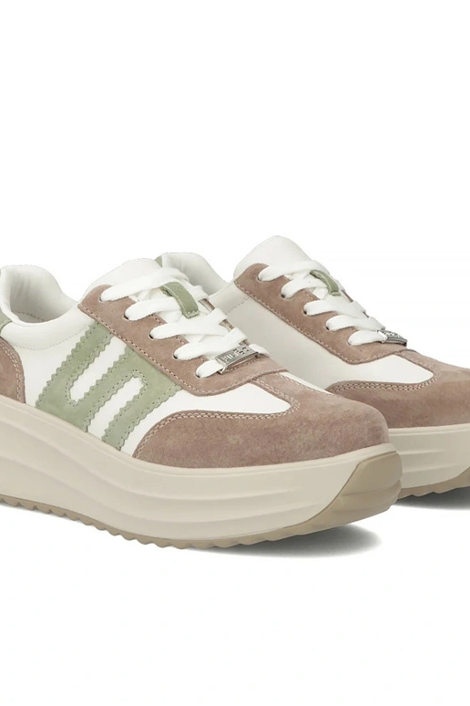 Sapatos de couro bege com plataforma...