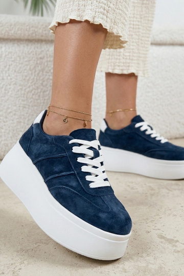 Tênis de couro azul escuro...