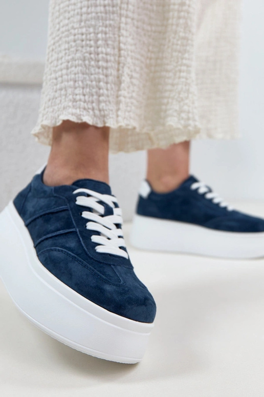 Tênis de couro azul escuro com...