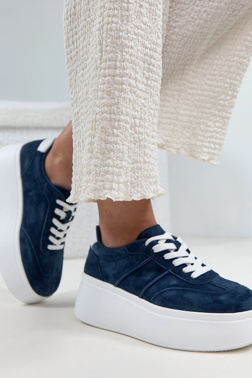 Tênis de couro azul escuro com...