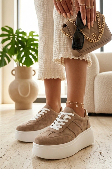 Sapatos de couro bege com plataforma Cambell