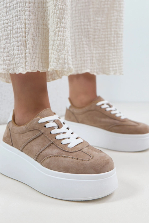 Sapatos de couro bege com plataforma...