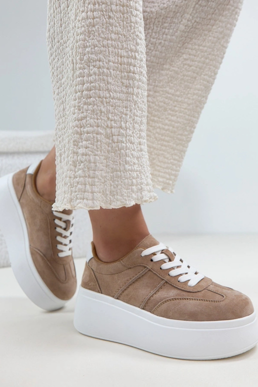 Sapatos de couro bege com plataforma...